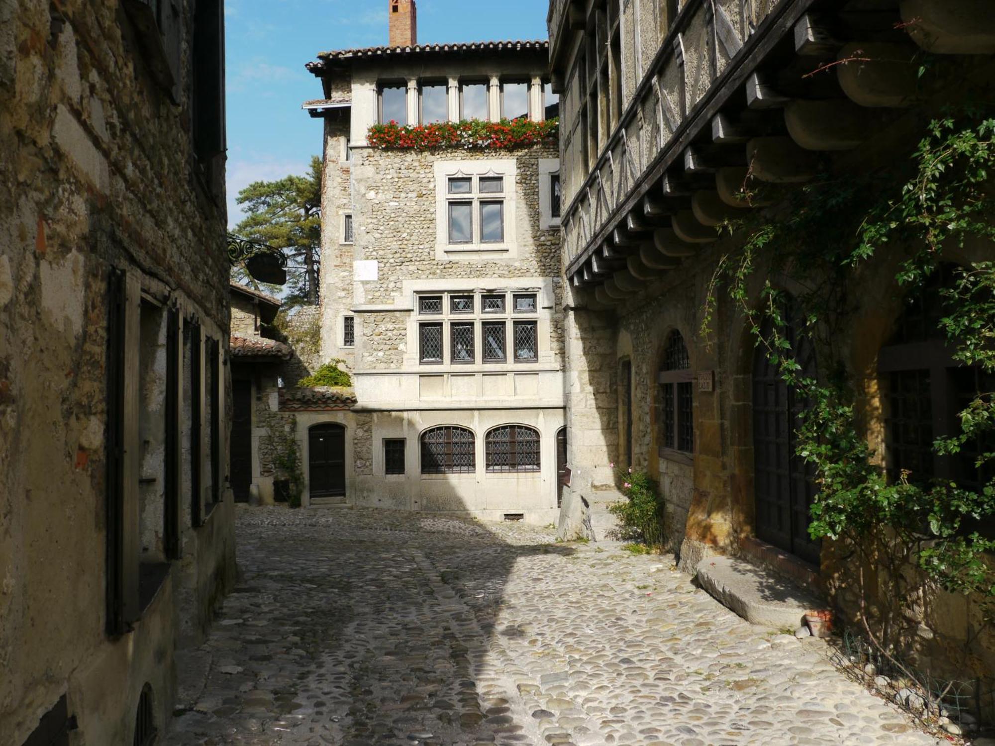 Hostellerie Du Vieux Pérouges Екстериор снимка