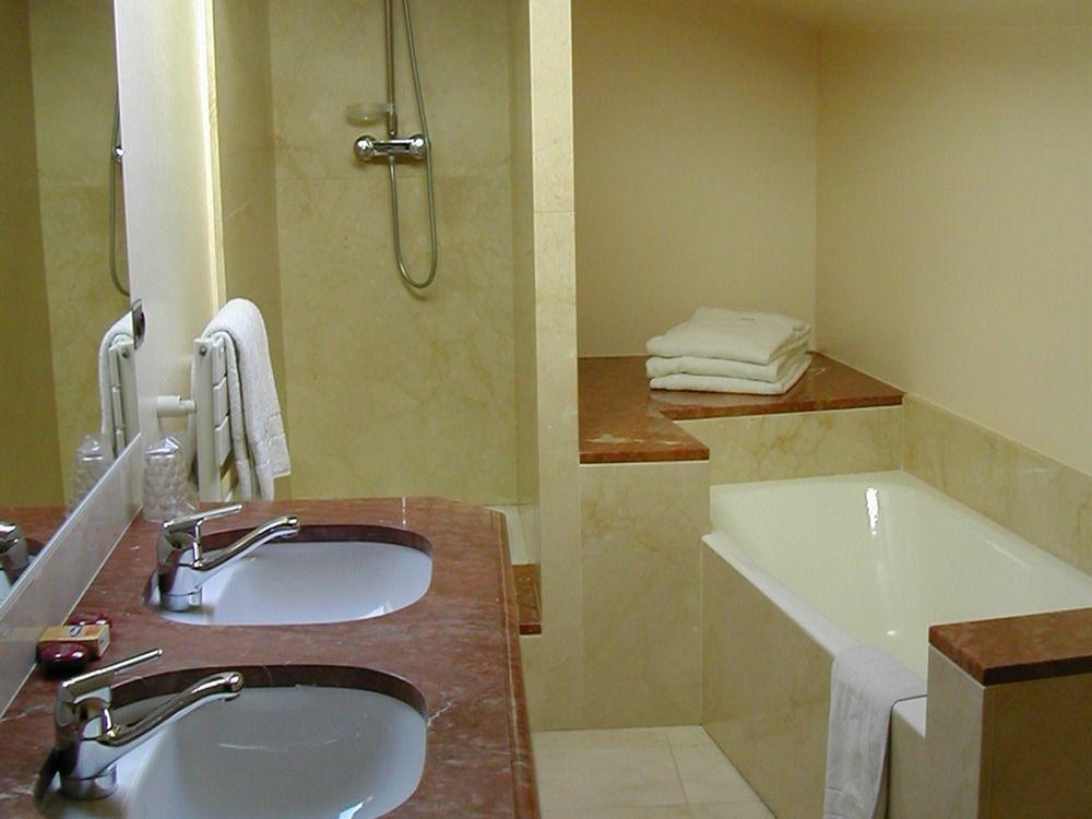 Hostellerie Du Vieux Pérouges Екстериор снимка