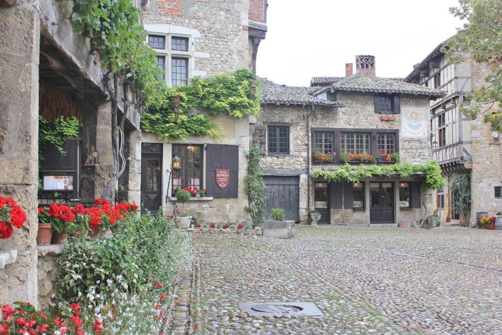 Hostellerie Du Vieux Pérouges Екстериор снимка